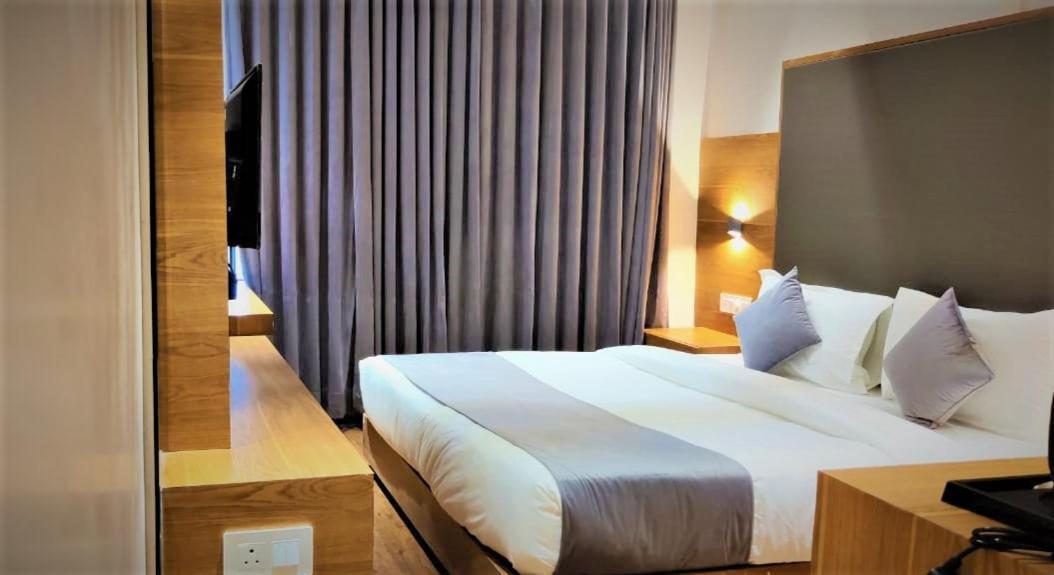 Golden Oasis Hotel Mahesana Экстерьер фото