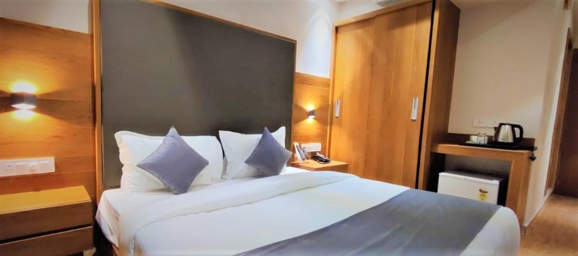Golden Oasis Hotel Mahesana Экстерьер фото